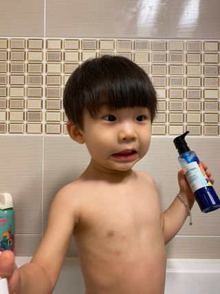 mom e 맘이 내추럴 베이비 케어 샴푸앤바스+로션 — 5점을 준 리뷰어가 2021년 1월 올린 사용 사진