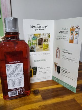 체코 비건화장품 마뉴팍투라 향좋은 와인 샤워젤 (300ml) — 5점을 준 리뷰어가 2022년 6월 올린 사용 사진