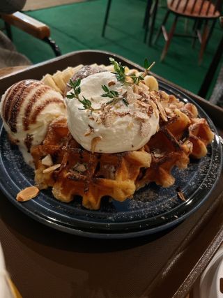 카페 더달달 [더달달 역삼점] 팬케이크 or 와플 + 음료2 + 쇼콜라1 — 5점을 준 리뷰어가 2021년 11월 올린 사용 사진