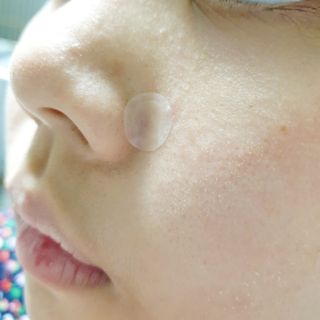 [큐어반H 스팟] 자외선 99프로 차단되는 스틱타입 스팟밴드(1팩 / 66매입) — 5점을 준 리뷰어가 2022년 11월 올린 사용 사진