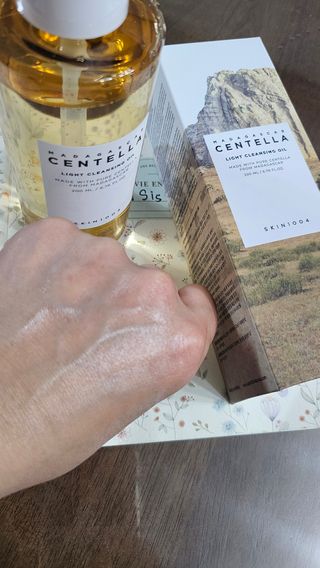 스킨1004 [SKIN1004] 마다가스카르 센텔라 라이트 클렌징 오일 200ml — 5점을 준 리뷰어가 2024년 7월 올린 사용 사진
