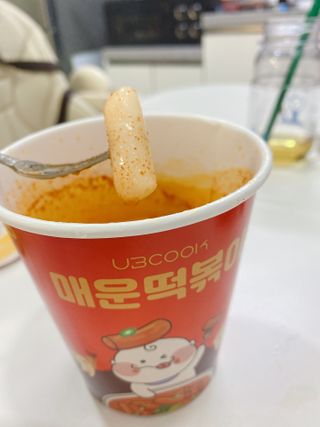유비쿡 컵떡볶이 매운컵떡볶이2개/ 짜장컵떡볶이 2개  총 4개세트 — 5점을 준 리뷰어가 2021년 3월 올린 사용 사진