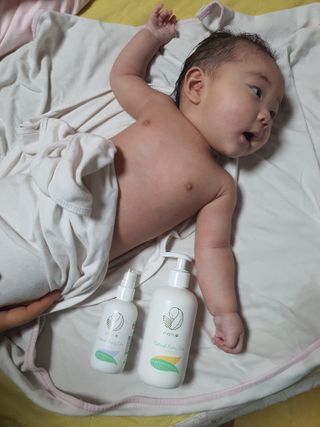 mom e 맘이 내추럴 베이비 케어 샴푸앤바스+로션 — 5점을 준 리뷰어가 2021년 1월 올린 사용 사진