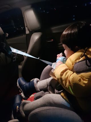 유비맘 젖병 빨대컵 다용도 홀더 1+1 _ 컬러 랜덤 발송 — 3.5점을 준 리뷰어가 2020년 12월 올린 사용 사진