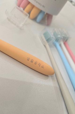 생활공작소 [네이버구매평] 미세모 콤팩트 칫솔 부드러운칫솔 치과칫솔 교정용 24개 — 5점을 준 리뷰어가 2025년 5월 올린 사용 사진