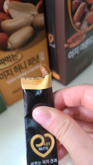 짜먹는 이지견과 짜먹는 이지아몬드, 짜먹는 이지허니피넛, 짜먹는 이지캐슈넛 각 10g X  10포 — 4점을 준 리뷰어가 2021년 2월 올린 사용 사진