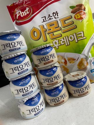 매일바이오 그릭요거트 오리지널 플레인 4개, 로스터리 커피믹스 4개 — 5점을 준 리뷰어가 2021년 12월 올린 사용 사진