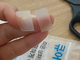 [큐어반H 커팅] 간편하게 떼서 쓰는 자외선차단 습윤밴드 (1팩/30매입) — 4점을 준 리뷰어가 2022년 12월 올린 사용 사진