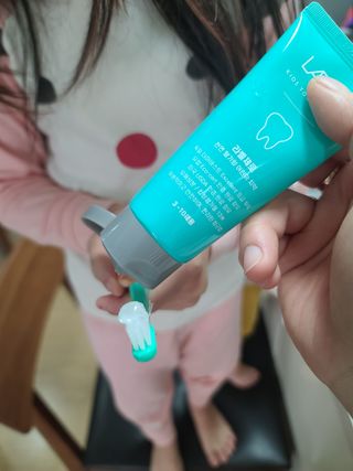 치과에서 쓰는 치약 _ 라벨제로 저불소 꼬마, 키즈, 유아, 베이비, 주니어 안전한 어린이치약 — 5점을 준 리뷰어가 2022년 10월 올린 사용 사진