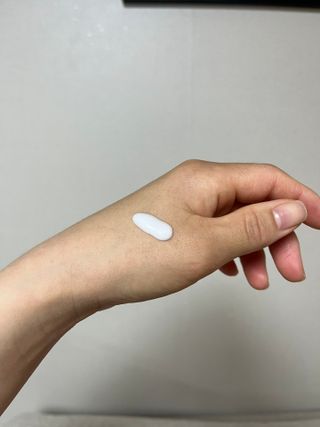 틱톡 [후르디아] 백탁NO! 화잘먹 수분광 선 에센스✨ — 5점을 준 리뷰어가 2023년 5월 올린 사용 사진