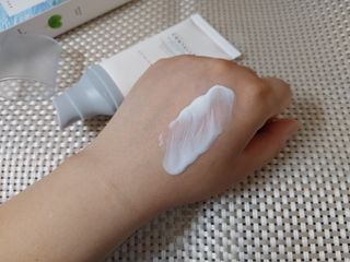 [스킨1004] 마다가스카르 센텔라 히알루-시카 워터핏 선세럼 50ml — 5점을 준 리뷰어가 2024년 5월 올린 사용 사진