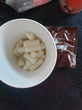 유비쿡 컵떡볶이 매운컵떡볶이2개/ 짜장컵떡볶이 2개  총 4개세트 — 5점을 준 리뷰어가 2021년 2월 올린 사용 사진