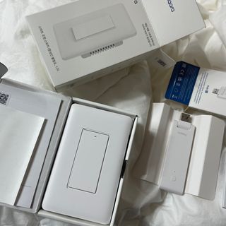 아카라 조명 스위치를 누워서 끄는 방법 (스마트 조명 스위치 2구 + 무선 리모트 스위치 1구 T1, 스마트 허브 E1) — 4점을 준 리뷰어가 2021년 12월 올린 사용 사진