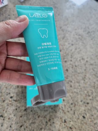 치과에서 쓰는 치약 _ 라벨제로 저불소 꼬마, 키즈, 유아, 베이비, 주니어 안전한 어린이치약 — 5점을 준 리뷰어가 2022년 12월 올린 사용 사진