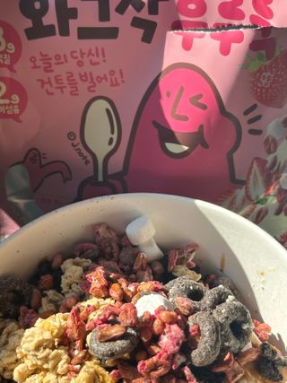 스낵스 와그작후루룩 3종_카카오2봉+아몬드2봉+딸기2봉 (총 6봉) — 5점을 준 리뷰어가 2024년 2월 올린 사용 사진