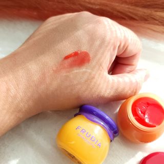 [후르디아] 올리브영 꿀과즙 립밤 2종 (블루베리/석류) — 5점을 준 리뷰어가 2022년 10월 올린 사용 사진