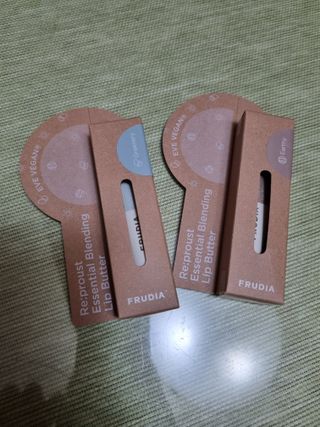 [후르디아] 올리브영 착한보습 비건 립버터 2종 — 4점을 준 리뷰어가 2022년 11월 올린 사용 사진