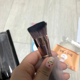 [툴앤썸] 메이크업 브러시로 바르고 호빵 스펀지로 클렌징하는 A-Z 뷰티툴 5종 — 3.5점을 준 리뷰어가 2021년 1월 올린 사용 사진