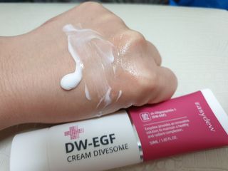 이지듀 DW-EGF 크림 다이브좀_콜라겐이 쏙쏙, 탄력피부로 다이빙 — 5점을 준 리뷰어가 2021년 3월 올린 사용 사진