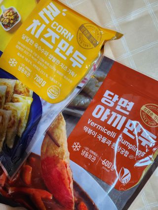 (주)성경순만두 곤약만두.콘치즈만두,삼각당면만두,당면 야끼만두,대구전통 납작만두,떡뽁이 매콤소스,달콤소스 — 5점을 준 리뷰어가 2023년 4월 올린 사용 사진