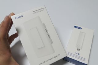 아카라 조명 스위치를 누워서 끄는 방법 (스마트 조명 스위치 2구 + 무선 리모트 스위치 1구 T1, 스마트 허브 E1) — 5점을 준 리뷰어가 2021년 11월 올린 사용 사진