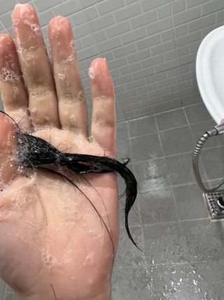 프리마인 더이상 뻣뻣하고 효과없는 탈모샴푸는 NO. 근본부터 케어하는 셀베이스 그린티샴푸(500ml) — 5점을 준 리뷰어가 2023년 2월 올린 사용 사진
