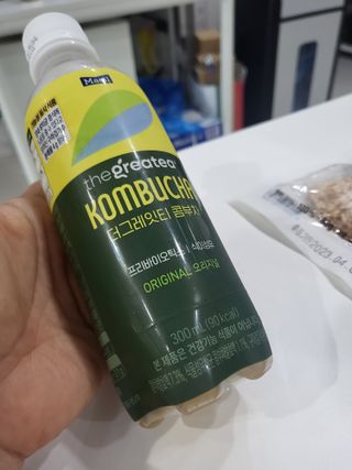 더그레잇티 콤부차 300ml *12개입 (오리지널 6개+베리리치 6개) — 5점을 준 리뷰어가 2022년 7월 올린 사용 사진