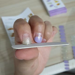 [네일가게] 햇빛에 닿으면 색이 변하는 신기한 햇살 반전 네일스티커 — 5점을 준 리뷰어가 2021년 8월 올린 사용 사진