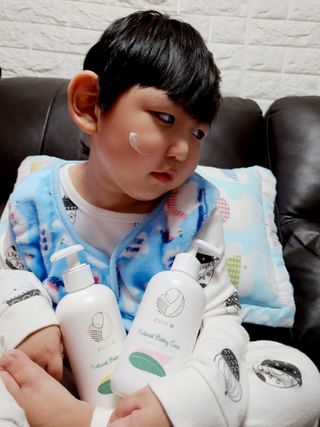 mom e 맘이 내추럴 베이비 케어 샴푸앤바스+로션 — 5점을 준 리뷰어가 2021년 1월 올린 사용 사진