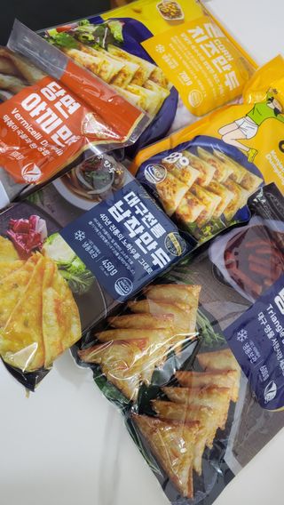 (주)성경순만두 곤약만두.콘치즈만두,삼각당면만두,당면 야끼만두,대구전통 납작만두,떡뽁이 매콤소스,달콤소스 — 5점을 준 리뷰어가 2023년 4월 올린 사용 사진