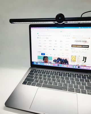 TOMO GRAPHY 나 있을땐 환한 조명 나 없을땐 확실한 살균 ★ DESK LIGHT & STERILIZER [ON] ★ — 5점을 준 리뷰어가 2022년 1월 올린 사용 사진
