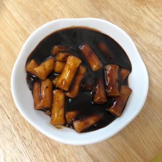 유비쿡 컵떡볶이 매운컵떡볶이2개/ 짜장컵떡볶이 2개  총 4개세트 — 5점을 준 리뷰어가 2021년 3월 올린 사용 사진
