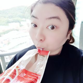 자연에온 핑크 자몽 착즙 100mL 10개입 1BOX +가 득담은 자몽 콜라겐 젤리스틱 1BOX — 5점을 준 리뷰어가 2021년 6월 올린 사용 사진