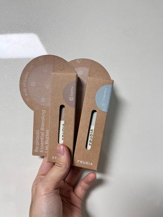 [후르디아] 올리브영 착한보습 비건 립버터 2종 — 5점을 준 리뷰어가 2022년 12월 올린 사용 사진