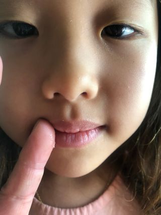 틱톡 [후르디아] 튼입술해결템 올리브영 블루베리 하이드레이팅 허니 립밤 — 5점을 준 리뷰어가 2023년 10월 올린 사용 사진