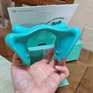 힐니스북 [힐마이넥]   거북목 통증완화를 위한 휴대용 목 안마기 — 3점을 준 리뷰어가 2022년 12월 올린 사용 사진