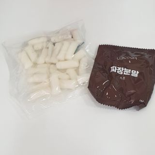 유비쿡 컵떡볶이 매운컵떡볶이2개/ 짜장컵떡볶이 2개  총 4개세트 — 5점을 준 리뷰어가 2021년 4월 올린 사용 사진