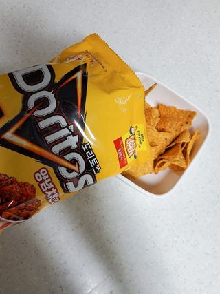 롯데제과 도리토스 양념치킨맛 — 5점을 준 리뷰어가 2021년 4월 올린 사용 사진