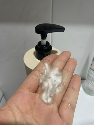 프리마인 더이상 뻣뻣하고 효과없는 탈모샴푸는 NO. 근본부터 케어하는 셀베이스 그린티샴푸(500ml) — 5점을 준 리뷰어가 2023년 5월 올린 사용 사진
