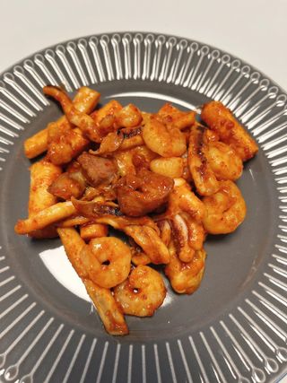 화끈한녀석들 새오똥400g 새우,오징어,똥집 볶음요리 소스,밀떡, 참기름 포함 — 5점을 준 리뷰어가 2022년 12월 올린 사용 사진