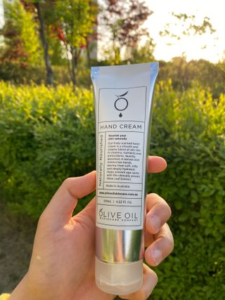 올리브 오일 스킨케어 컴퍼니 [OOSC] 보송보송한 내추럴리 너리시드 핸드크림 125ml — 5점을 준 리뷰어가 2021년 4월 올린 사용 사진