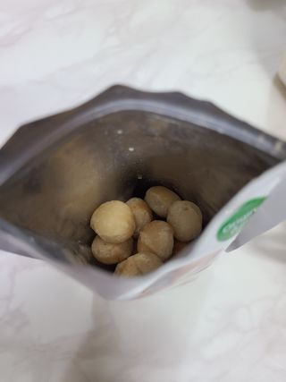 도이퉁 마카다미아 넛 90g  로얄 마카넛 오리지널 쏠트 허니 — 5점을 준 리뷰어가 2021년 3월 올린 사용 사진