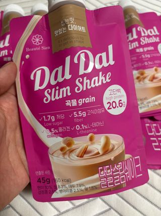 달달슬림쉐이크 구매평★달달슬림 맛있는 단백질 쉐이크 파우치 다이어트 식사대용 프로틴 파우더 보충제 — 5점을 준 리뷰어가 2025년 7월 올린 사용 사진