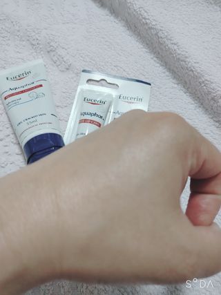 유세린 아쿠아퍼 리페어링 오인트먼트 1개 + 아쿠아퍼 SOS 립 리페어 1개 — 5점을 준 리뷰어가 2022년 2월 올린 사용 사진
