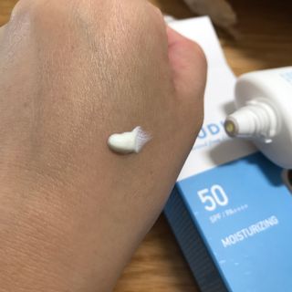 틱톡 [후르디아] 백탁NO! 화잘먹 수분광 선 에센스✨ — 5점을 준 리뷰어가 2023년 8월 올린 사용 사진