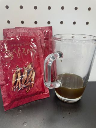 서울약사신협_프리미엄 6년근 홍삼진액_70mlx30포 — 5점을 준 리뷰어가 2021년 3월 올린 사용 사진