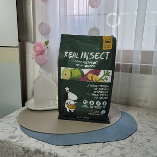 [푸디웜] 라포그  리얼인섹트 웨이트밸런스 저알러지 강아지 사료  1.2KG — 5점을 준 리뷰어가 2021년 7월 올린 사용 사진