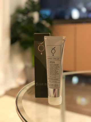 올리브 오일 스킨케어 컴퍼니 [OOSC] 보송보송한 내추럴리 너리시드 핸드크림 125ml — 5점을 준 리뷰어가 2021년 4월 올린 사용 사진