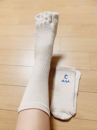 카우아이 필라테스 기어 / 스튜디오 운동을 도와주는 일체형 논슬립 발가락 양말 — 4점을 준 리뷰어가 2021년 2월 올린 사용 사진
