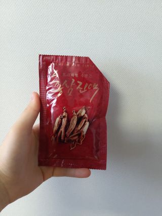 서울약사신협_프리미엄 6년근 홍삼진액_70mlx30포 — 5점을 준 리뷰어가 2021년 3월 올린 사용 사진